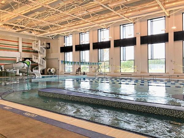 救生员短缺　美国公共游泳池营业难