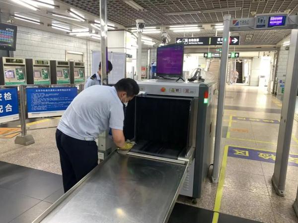 北京158条公交、50座地铁站恢复运营，记者探访——