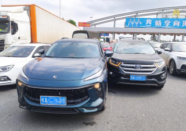 轻微刮擦后不报警、不协商？结果……