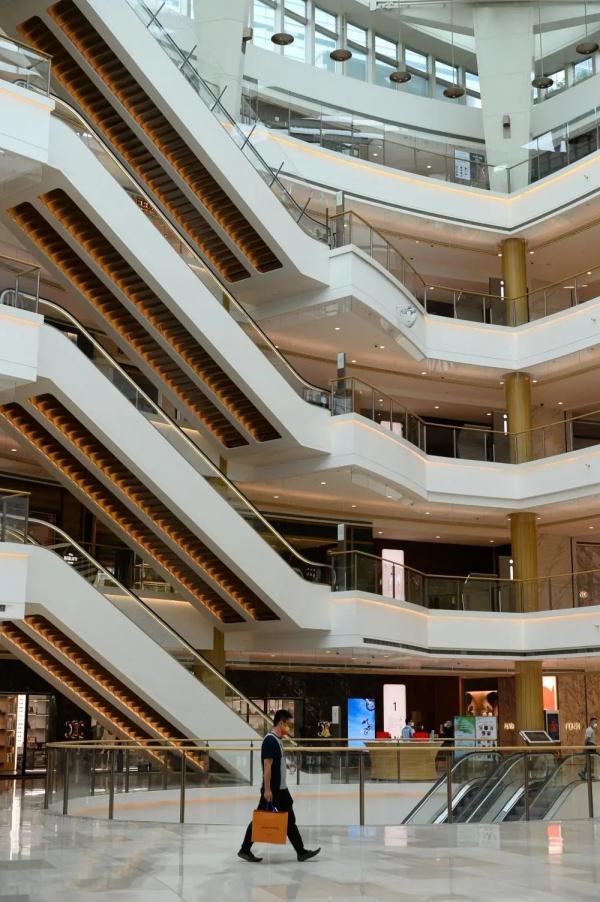 上海恒隆广场重新迎客!市民:好久没逛商场,空手回去不甘心 上海恒隆广场重新迎客!市民:好久没逛商场,空手回去不甘心