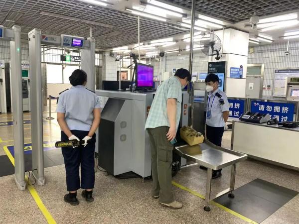 北京158条公交、50座地铁站恢复运营，记者探访——