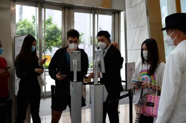 上海恒隆广场重新迎客!市民:好久没逛商场,空手回去不甘心 上海恒隆广场重新迎客!市民:好久没逛商场,空手回去不甘心