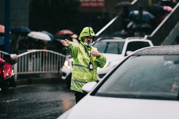 听说只要他哨子一吹、往那一站,半座城的心都安了…… 听说只要他哨子一吹、往那一站,半座城的心都安了……