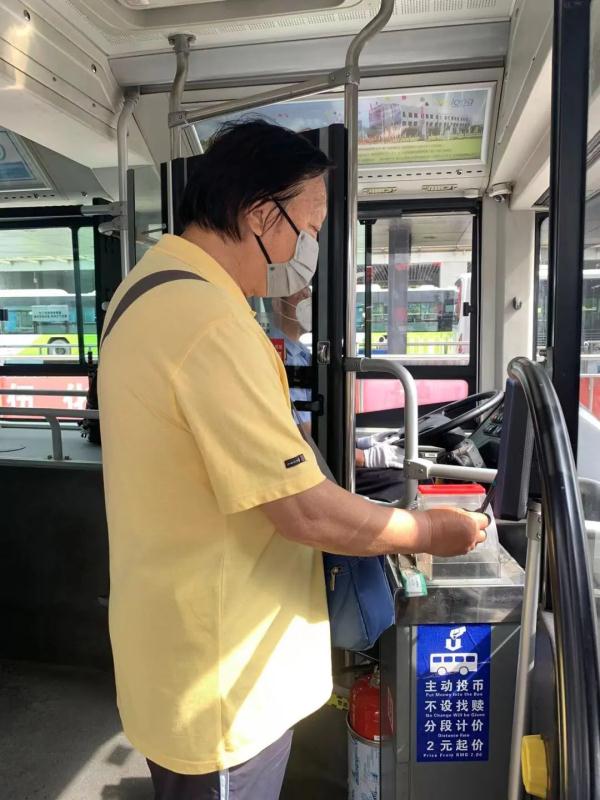 北京158条公交、50座地铁站恢复运营，记者探访——