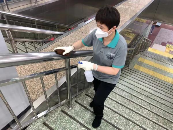 北京158条公交、50座地铁站恢复运营，记者探访——