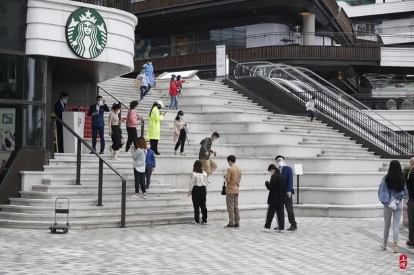 上海恒隆广场重新迎客!市民:好久没逛商场,空手回去不甘心 上海恒隆广场重新迎客!市民:好久没逛商场,空手回去不甘心