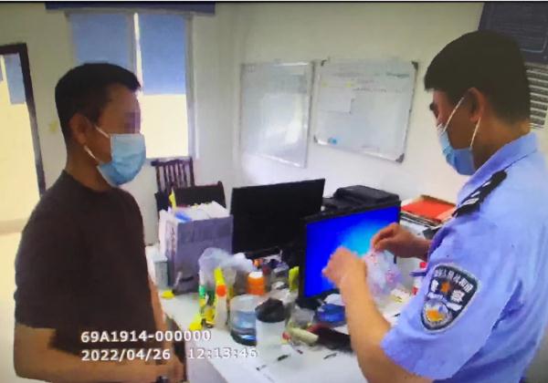 轻微刮擦后不报警、不协商？结果……