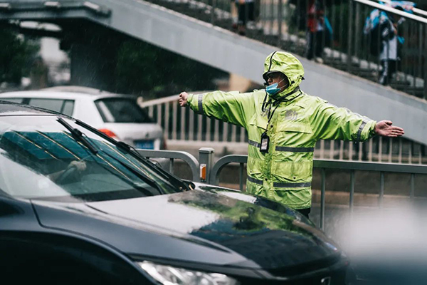 听说只要他哨子一吹、往那一站,半座城的心都安了…… 听说只要他哨子一吹、往那一站,半座城的心都安了……