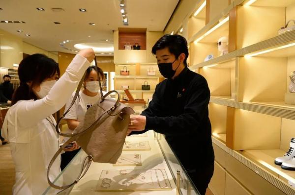 上海恒隆广场重新迎客!市民:好久没逛商场,空手回去不甘心 上海恒隆广场重新迎客!市民:好久没逛商场,空手回去不甘心