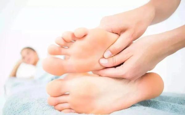 天天拉足背,轻松九十岁!最简单的长寿方法,在家就能做~ 天天拉足背,轻松九十岁!最简单的长寿方法,在家就能做~