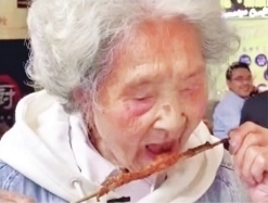 102岁网红奶奶吃“垃圾食品”也能长寿？