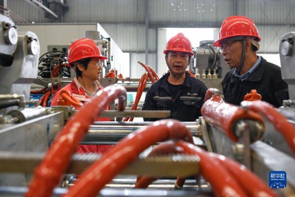 携手攻坚“千里铁路一根轨”