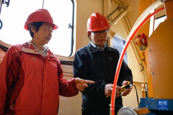 携手攻坚“千里铁路一根轨”