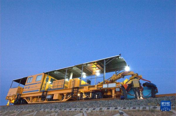 携手攻坚“千里铁路一根轨”