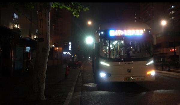 “有车就是好的,说明在恢复了!”夜幕下医院外的公交站台,都有谁在等待…… “有车就是好的,说明在恢复了!”夜幕下医院外的公交站台,都有谁在等待……