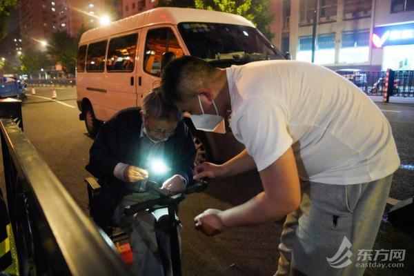 “有车就是好的,说明在恢复了!”夜幕下医院外的公交站台,都有谁在等待…… “有车就是好的,说明在恢复了!”夜幕下医院外的公交站台,都有谁在等待……