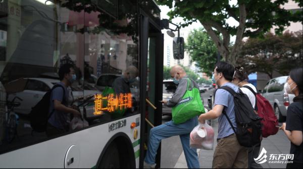 “有车就是好的,说明在恢复了!”夜幕下医院外的公交站台,都有谁在等待…… “有车就是好的,说明在恢复了!”夜幕下医院外的公交站台,都有谁在等待……