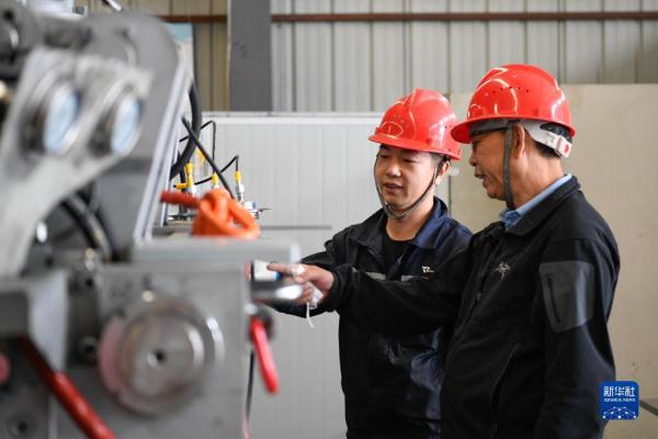 携手攻坚“千里铁路一根轨”