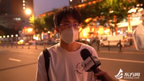 “有车就是好的,说明在恢复了!”夜幕下医院外的公交站台,都有谁在等待…… “有车就是好的,说明在恢复了!”夜幕下医院外的公交站台,都有谁在等待……