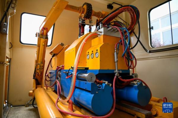 携手攻坚“千里铁路一根轨”