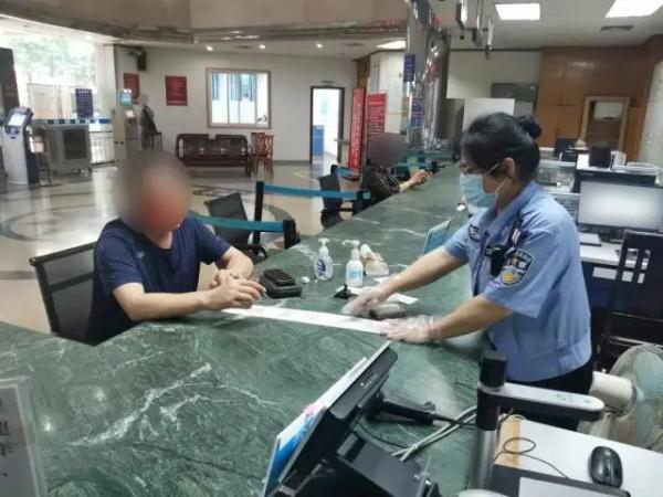 马路上惊现“汪星人”驾驶？警察：罚！