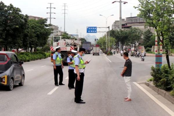 一男子“拖着交警”冲卡，被逼停还弃车逃跑，竟是因为怕…