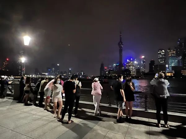 今天凌晨，上海堵车了！