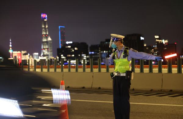 浦东桥隧封控措施昨夜集中移除 &nbsp;浦东交警全力保障交通运行