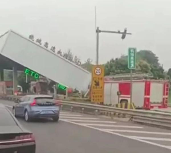 最新通报!成都一罐车与高速收费站立柱相撞:驾驶员操作不当 最新通报!成都一罐车与高速收费站立柱相撞:驾驶员操作不当