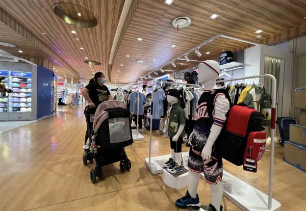 沪上购物中心恢复线下营业首日：化妆品、童装最受市民欢迎