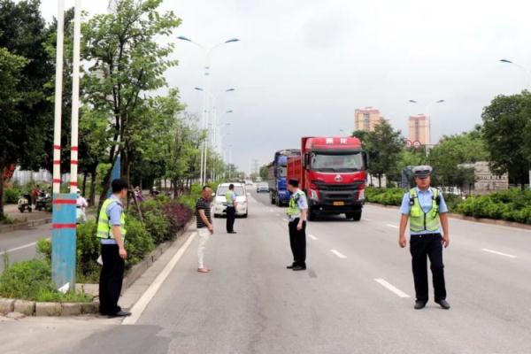 一男子“拖着交警”冲卡，被逼停还弃车逃跑，竟是因为怕…