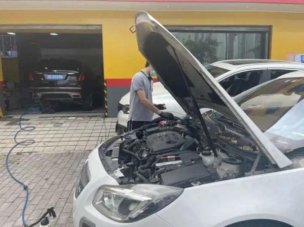 外滩晨跑、地铁通勤、高架车水马龙，如常的上海回来了！注意：地铁出行有乘客被劝离...重要提醒→