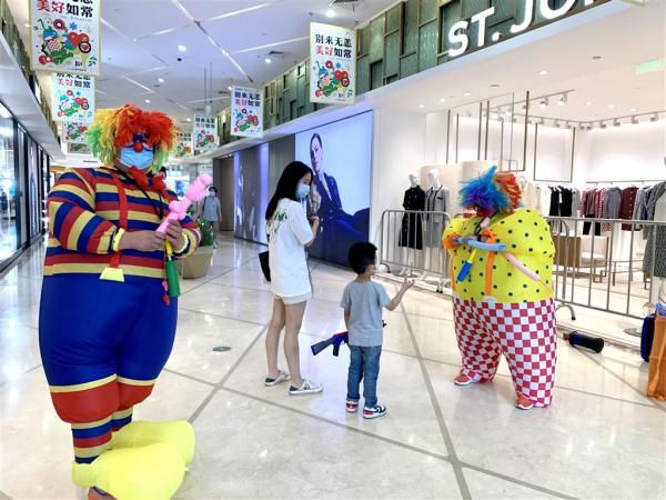沪上购物中心恢复线下营业首日：化妆品、童装最受市民欢迎
