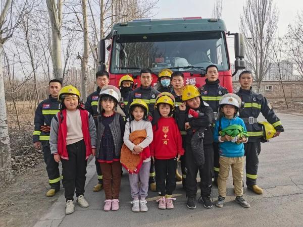 小学生带警察去“扫毒”,立功后被当全班面表扬 小学生带警察去“扫毒”,立功后被当全班面表扬
