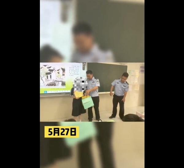 小学生带警察去“扫毒”,立功后被当全班面表扬 小学生带警察去“扫毒”,立功后被当全班面表扬