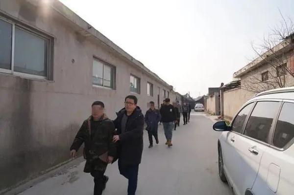 小学生带警察去“扫毒”,立功后被当全班面表扬 小学生带警察去“扫毒”,立功后被当全班面表扬