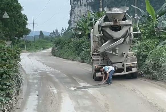 攪拌車司機用車上剩餘混凝土修補坑窪路面網友小小舉動暖人心