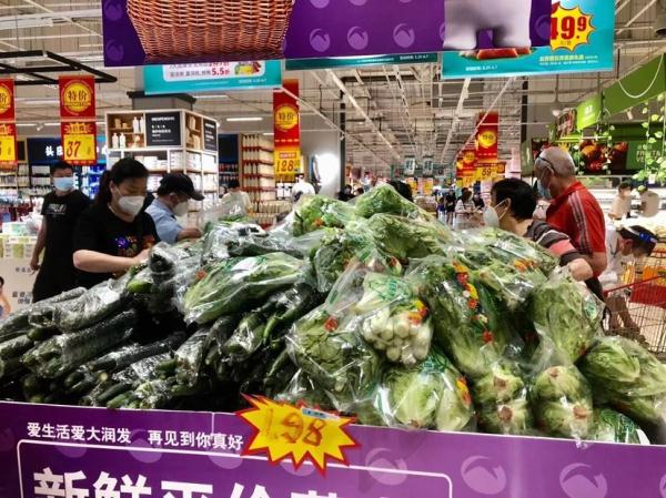 沃尔玛、山姆、大润发、家乐福等上海各大卖场恢复线下营业迎来客流小高峰