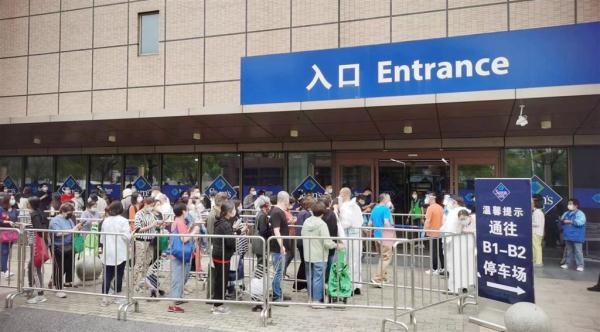 沃尔玛、山姆、大润发、家乐福等上海各大卖场恢复线下营业迎来客流小高峰