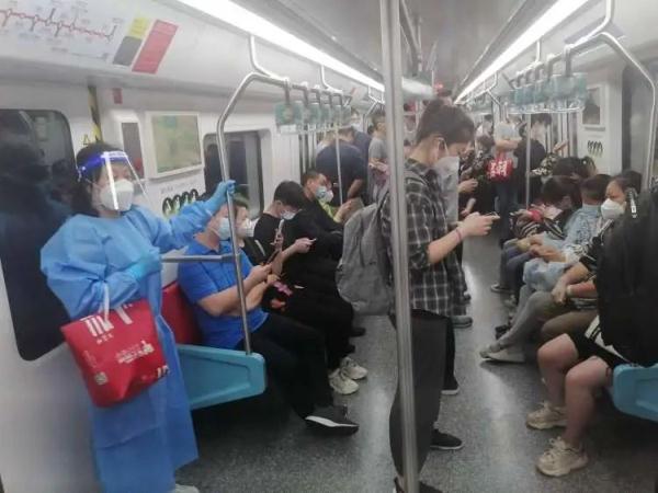 外滩晨跑、地铁通勤、高架车水马龙，如常的上海回来了！注意：地铁出行有乘客被劝离...重要提醒→
