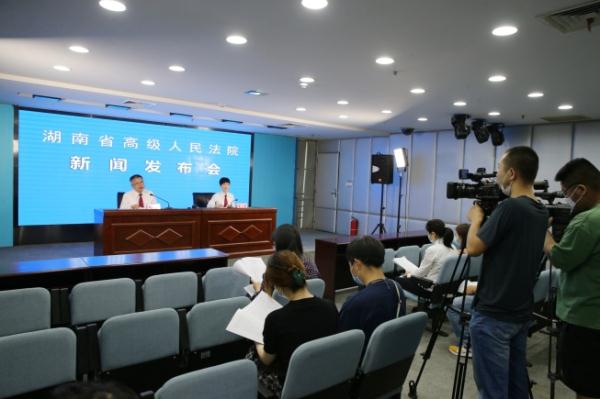 八年级学生体育课踢球砸到一年级学生致骨折，学校被判担全责