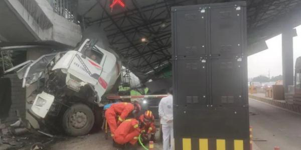 最新通报!成都一罐车与高速收费站立柱相撞:驾驶员操作不当 最新通报!成都一罐车与高速收费站立柱相撞:驾驶员操作不当