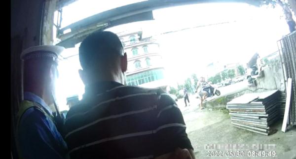 一男子“拖着交警”冲卡，被逼停还弃车逃跑，竟是因为怕…