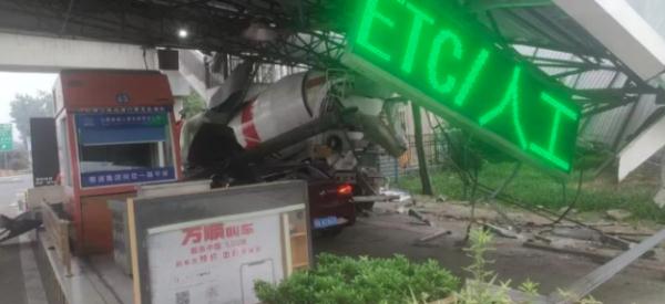 最新通报!成都一罐车与高速收费站立柱相撞:驾驶员操作不当 最新通报!成都一罐车与高速收费站立柱相撞:驾驶员操作不当