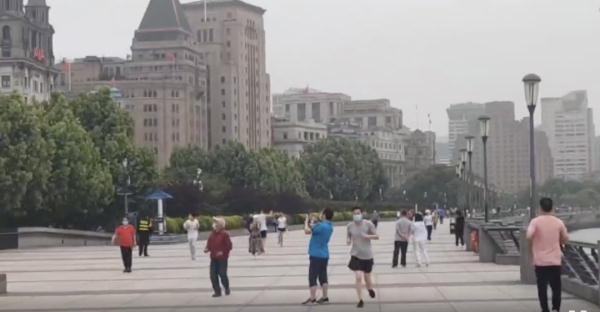 外滩晨跑、地铁通勤、高架车水马龙，如常的上海回来了！注意：地铁出行有乘客被劝离...重要提醒→