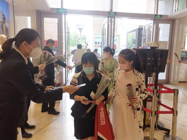 沪上购物中心恢复线下营业首日：化妆品、童装最受市民欢迎