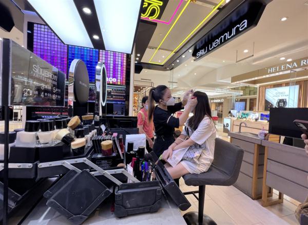 沪上购物中心恢复线下营业首日：化妆品、童装最受市民欢迎