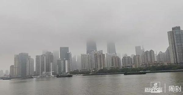 外滩晨跑、地铁通勤、高架车水马龙，如常的上海回来了！注意：地铁出行有乘客被劝离...重要提醒→