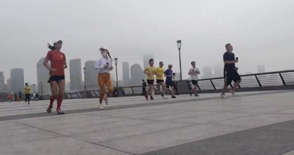 外滩晨跑、地铁通勤、高架车水马龙，如常的上海回来了！注意：地铁出行有乘客被劝离...重要提醒→