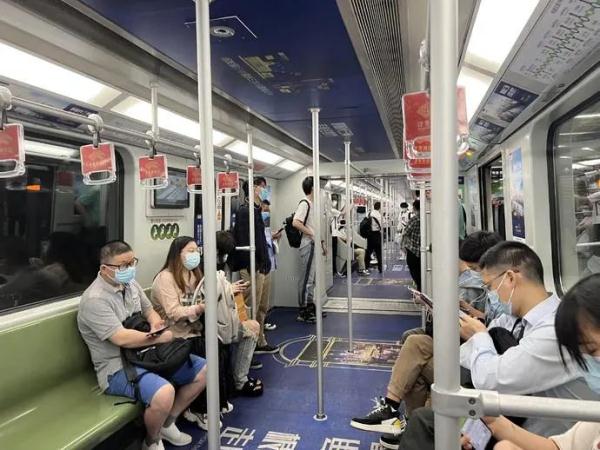 外滩晨跑、地铁通勤、高架车水马龙，如常的上海回来了！注意：地铁出行有乘客被劝离...重要提醒→